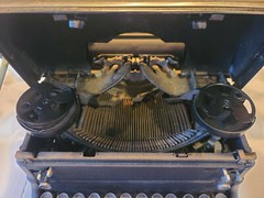 BLACK ANTIQUE ROYAL 1939 MAGIC MARGIN TYPEWRITER