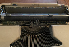 VINTAGE SMITH CORONA “CLIPPER” 1950’S MANUAL TYPEWRITER W/ORIGINAL HARD CASE