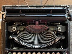 FREE SHIPPING! Continental 200 Ultra Portable German Typewriter w/ Case!