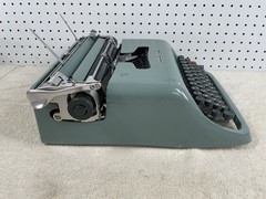 1948 Underwood Olivetti Studio 44 Typewriter NEAR MINT CONDITION w/ Flocked Case