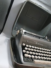 Royal Quiet De Luxe Portable Typewriter 1953 Gray with Case