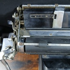 1930’s Royal KHM Working Antique Desktop Typewriter in good condition TD