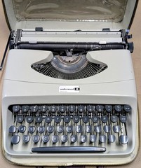 Italian Underwood 18 Typewriter • Olivetti-Era Portable • Burgundy Leather Case