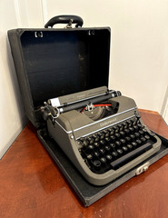 Vintage 1940’s UNDERWOOD Champion Drab Gray/Green Deco Working Typewriter w/Case