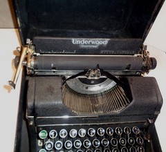 Nice Underwood Universal Portable Typewriter 1937 w/ Case “Typemaster” Working