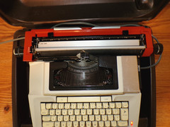 Vintage Smith-Corona Coronamatic 2200 Electric Typewriter w/Case, Grey/Orange