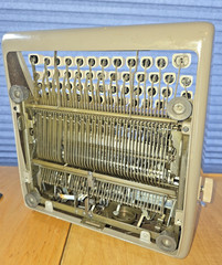 Pink Vintage Royal Futura 800 (2A) portable Manual Typewriter w/case, Serviced!