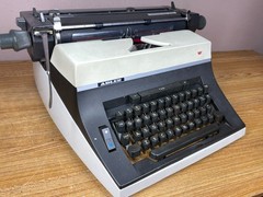 1977 Adler Universal 200 Serviced Fully Functional Vintage Desktop Typewriter