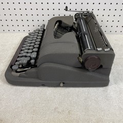 1950’s Underwood Finger Flite Champion Typewriter, Excellent Condition w/Case!
