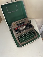 Vintage 1950s Royal Quiet De Luxe Portable Typewriter (Green) w/ Case