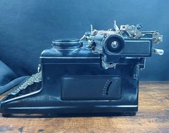 1930’s Royal KHM Working Antique Desktop Typewriter in good condition TD