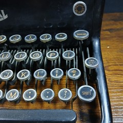 1930’s Royal KHM Working Antique Desktop Typewriter in good condition TD