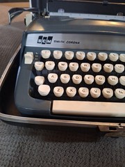 Vintage 1971 Smith Corona Super Sterling Portable Typewriter & Case