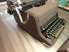 WORKS GREAT Vintage 1940s Royal Magic Margin Typewriter – Grey w Green keys