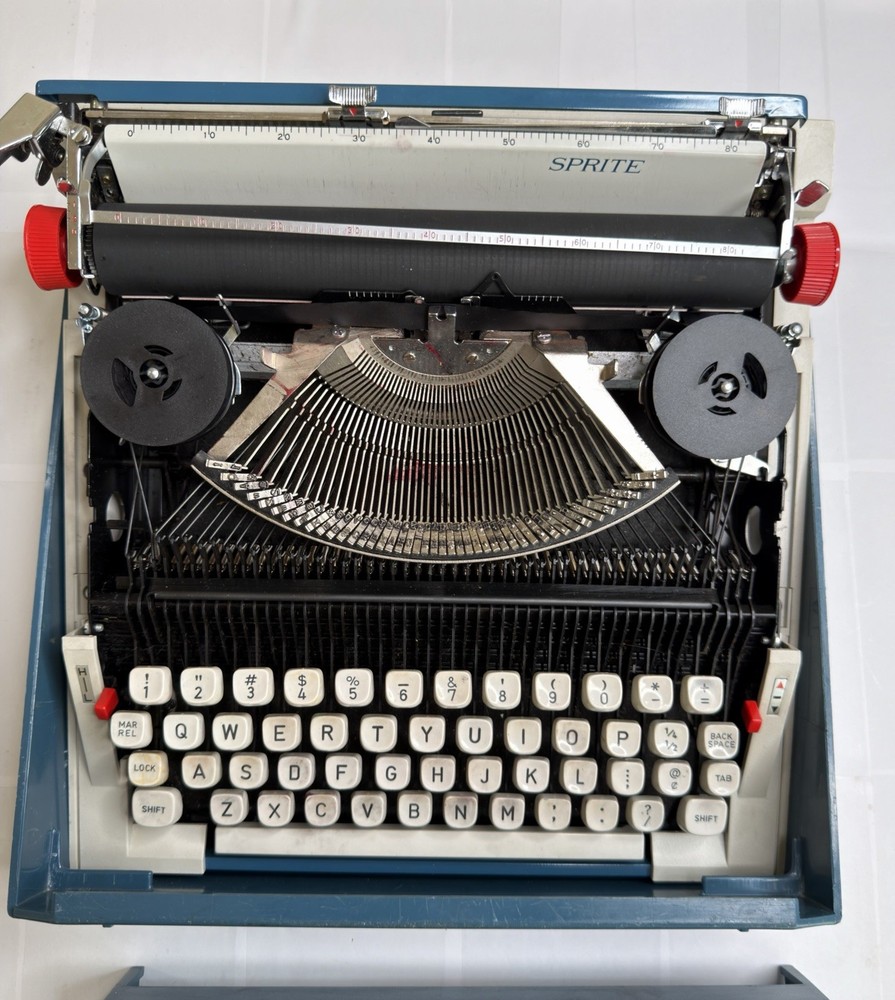 VINTAGE 1960’s. / 1970’s royal sprite manual typewriter blue white case works