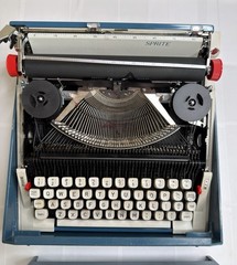 VINTAGE 1960’s. / 1970’s royal sprite manual typewriter blue white case works