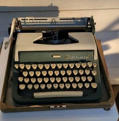 Late 1930s Underwood Standard Manual Typewriter With Booklet Guide