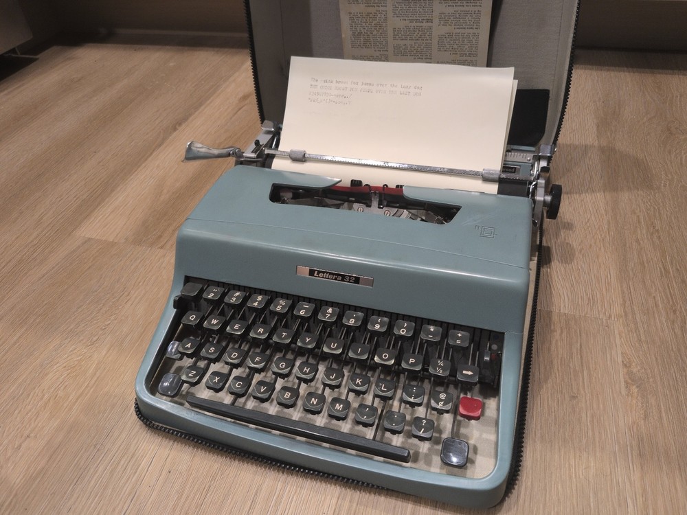 Olivetti Lettera 32 Typewriter Case Cover Manual Made in Italy Ribbon SEE DESC