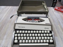 Vintage Royal Tab-O-Matic Portable Manual Typewriter w/ Case