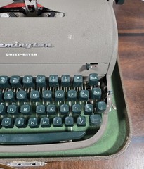 Remington Quiet Riter Portable Typewriter W/Case & Key Works Green Keys