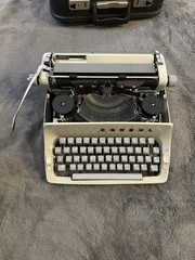 Consul 221 Manual Portable Metal Vintage Typewriter w/ Carry Case READ