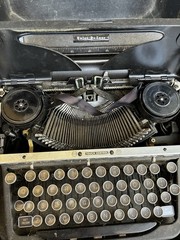Vintage 1939-1940 Royal Quiet De Luxe Typewriter + Case