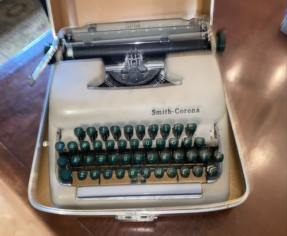VINTAGE SMITH CORONA “CLIPPER” 1950’S MANUAL TYPEWRITER W/ORIGINAL HARD CASE