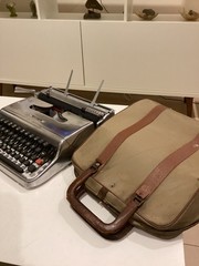 OLIVETTI LETTERA 22 TYPEWRITER. MOMA. SPANISH LAYOUT. SILVER . ELITE FONT.