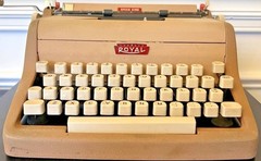 1957 Royal McBee Speed King Portable Typewriter ~ Tan Hammered Metal w/Case