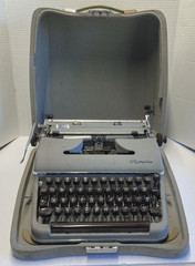 1950’s SM3 OLYMPIA De Luxe Manual Typewriter ~ Gray w/ Brown Keys ~ Metal Case