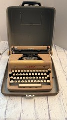 Vintage 1956-57 Royal Quiet De Luxe Portable Typewriter With Case- UNTESTED