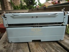 1955 ROYAL QUIET DE LUXE TYPEWRITER IN ANKONY BLUE WITH CASE