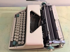 Olympia SM7 De Luxe Typewriter • Cream & Taupe • West Germany w/Case