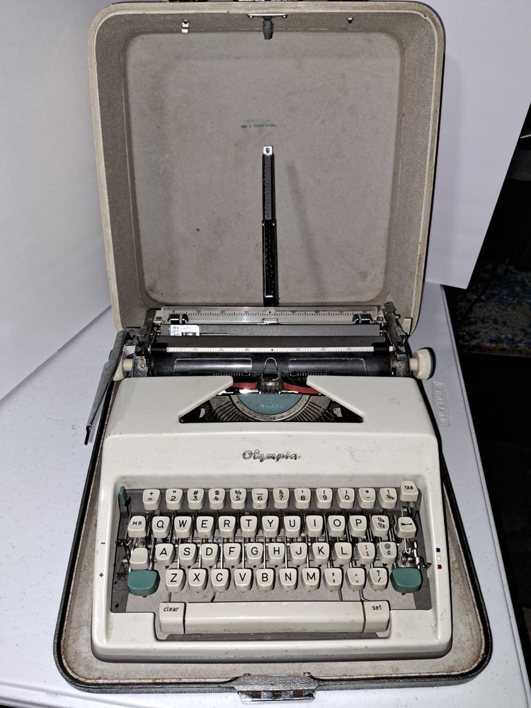 Olympia De Luxe SM7 Typewriter w/ Case Cream Teal Keys 1960s West Germany Pica
