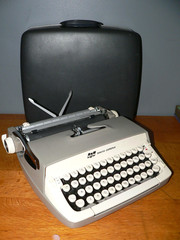 Vintage 1964 Smith Corona Galaxie Sierra Tan Portable Typewriter w/Case
