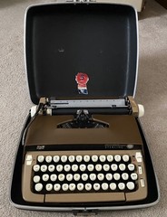Vintage Early 1970’s Smith Corona Two Tone Brown Sterling Typewriter With Case