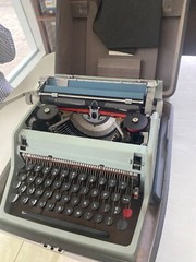 1966 barely used Vintage olivetti underwood 21 portable typewriter with case