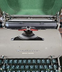 Remington Quiet Riter Portable Typewriter W/Case & Key Works Green Keys