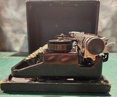 1922 UNDERWOOD Portable Typewriter – 3 Bank – SN42023 – Petit Pica(?) – Serviced