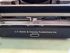 Smith-Corona Clipper Typewriter • Black Crinkle • Glass Key Portable w/Case