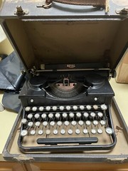Vintage 1930s Royal Model O Portable Typewriter & Carrying Case- O-754004