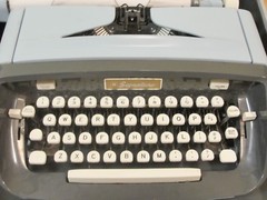 VTG Signature 500 Manual Portable Typewriter MONTGOMERY WARD Model 8004