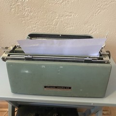 Vtg. Underwood Olivetti Studio 44 Typewriter with Case Made In Barcelona Spain