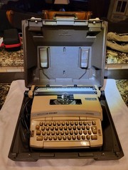 Vintage 1970s Smith Coronet Super 12 Typewriter Brown with case- WORKS GREAT