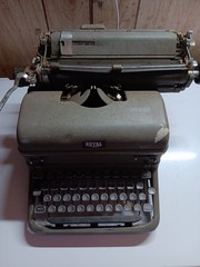 Vintage 1940’s ROYAL KMG Metal Art-Deco Tombstone Glass Keys Typewriter