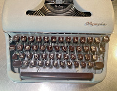 Olympia SM3 De Luxe Portable Manual Typewriter With Hard Case MINT Just Cleaned