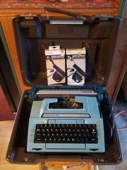 Vintage Smith Corona Coronet XL Electric Typewriter & Manuals,Case Tested Works