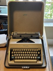Vtg 1966 Olympia SM9 De Luxe Portable Manual Typewriter Germany W/ Case