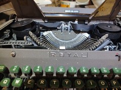 Green keys Brown 1950s ROYAL QUIET de LUXE TYPEWRITER Case Portable Vtg