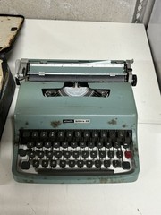 Olivetti Lettera 32 Manual Typewriter [Very good]